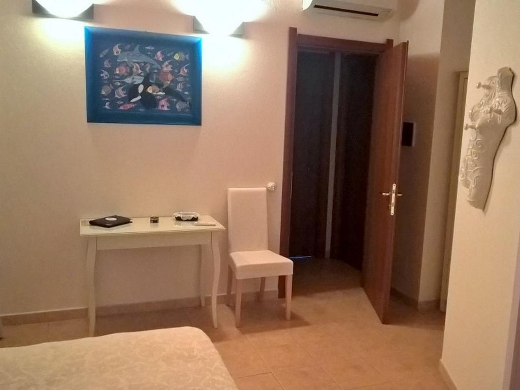La Jacaranda Hotel SantʼAntìoco Kültér fotó